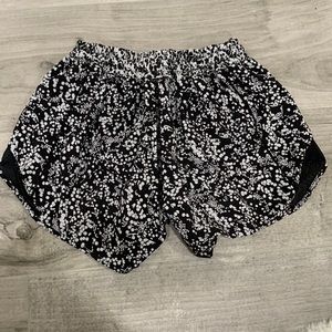 Lululemon Hotty Hot Short Size 4 4” Perfect Condition No Tags